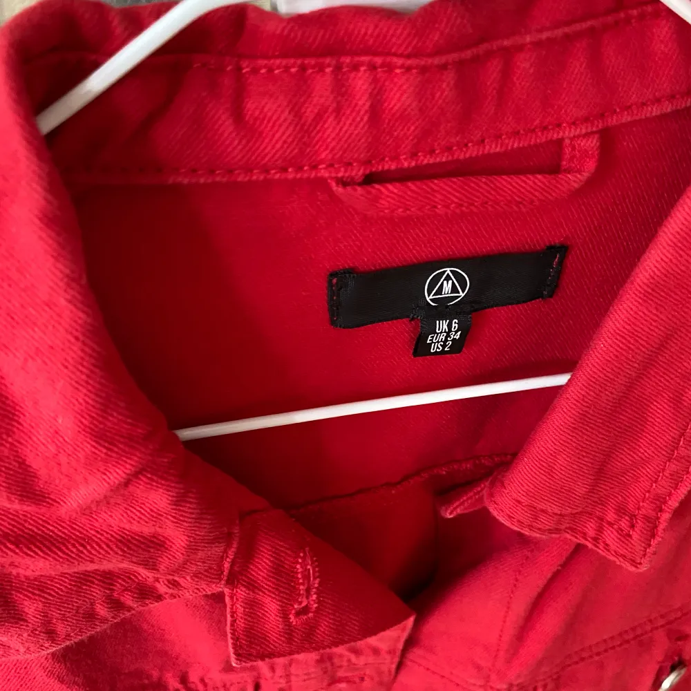Oversized röd jeansjacka från Missguided i storlek 34. Sitter snyggt oversized på mig som vanligtvis har 36-38. Väldigt sparsamt använd så i nyskick. 🤗. Jackor.