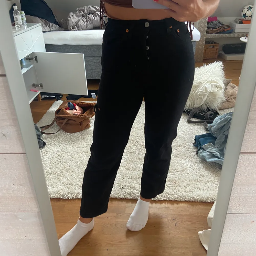 Svarta raka jeans från Levis, har ett litet jack på ena benet, men det går att sy ihop. Köpta för 1049kr (pris kan diskuteras). Jeans & Byxor.