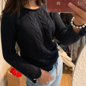 Stickad tröja XS - fin mörkblå stickad tröja🥰 köparen står för frakten som tillkommer!