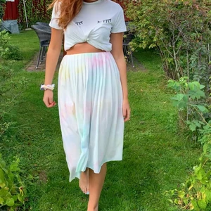 Plisserad drömkjol ⚪️🍬 - Plisserad kjol i pastellfärger! Storlek S. Inte genomskinlig då det finns tunn innerkjol. Färgad i textilfärg så tål tvätt på 30 grader. Prioriterar snabb affär och pris kan diskuteras! 🌀🧡