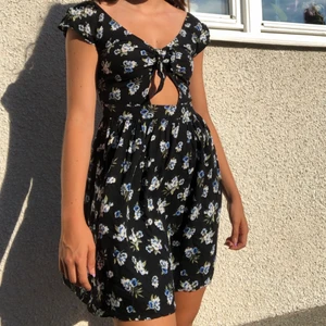 Blommig klänning  - Blommig klänning i xs. Billigt pris vid snabb affär. Köparen står för frakt