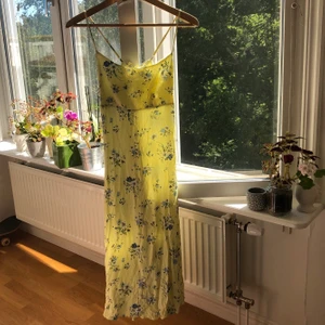 Lång sommarklänning strl S - Superfin somrig lång klänning köpt på stradivarius i Spanien med snörning där bak o små söta blå blommor. Sömmen har tyvärr gått upp lite på ena sidan men går att laga superenkelt o märks annars inte heller när man använder den. Säljer pga att den blivit lite för liten för mig. Tveka inte är ett kaaap💖💘💛💘🧡