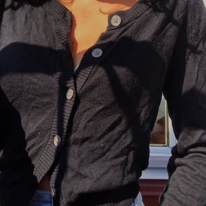 Svart kofta med knappar - Svart kofta med metall knappar . Storlek M men sitter bra på mig som är xs-s. Koftan är kort och slutar vid naveln. Priset är exklusive frakt 