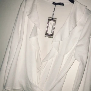 Vit omlottopp  - Aldrig använd , prislapp kvar 