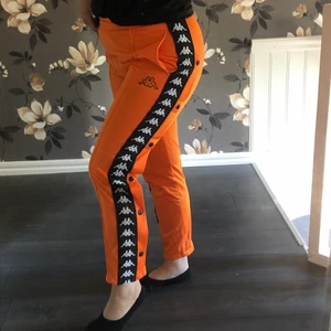 Kappa byxor  - Kappa byxor i storlek S. Säljer dom för att dom är för små. Använda fåtal gånger. Knapparna överst är sydda så att dom inte kan åka upp. Litet märke på benet. Ingen aning varför de blivit så