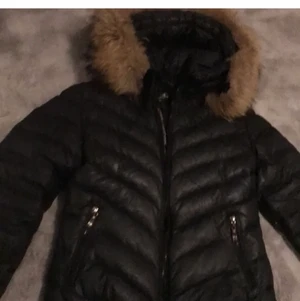 Fin hollies jacka - Köpte förra vintern För 3000 typ använt några gånger litet hål på armen men inget man tänker på säljer för vill köpa en ny jacka