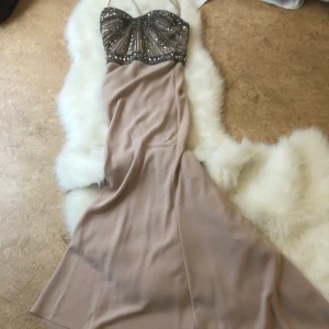 BALKLÄNNING  - Säljer denna som jag inte längre har användning för då den inte passar! Den är väldigt fin och i bra skick, dock saknar den lite glitter här och var, inget som man lägger märke till! Säljer till billigt pris pga detta. 