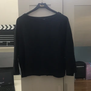 Tröja  - Tröja från BikBok. Aldrig använd. Nypris 299 kronor. Kan skicka, köpare står för frakt.