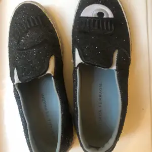  skor från chaiara ferragni, säljer dessa pga av att det är för små för mig, de är nästan aldrig använda och är i bra skick. Storlek 38:) köpte för 2200kr
