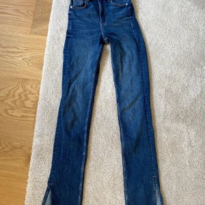 Jeans med slits - Jag säljer dessa mörkblå jeans från zara i storlek 32 med slits nertill. Säljs då de inte kommer till användning (använda en gång). De är perfekta för oss med långa ben. Köpta för 349kr men säljer för 99kr+frakt. Priset kan diskuteras💕skriv vid intresse