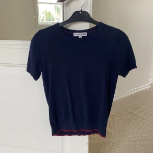 Blå tröja - Blå stickad tröja med kort ärm från uniqlo. Storlek XS. Använd fåtal gånger  