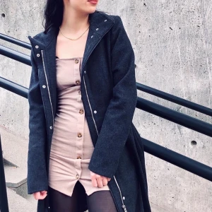 Ribbad BEIGE klänning - Beige ribbad klänning (ser lite rosa ut på första bilden så bläddra vidare), använd endast en gång. Passar mig som är en S, sitter bara någorlunda tightare men det är bara snyggt! Funkar både till vardags och finare tillfällen. Fick många komplimanger denna gång jag använde denna. Funkar med strumpbyxor och fin jacka/kofta nu till hösten också. Frakt tillkommer!