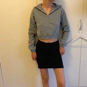 Nelly TREND kofta - En så trendig och mjuk kofta som är snyggt croppad! Skulle säga att färgen på den är typ ljusblå/babyblå. (Mer rättvis bild på färgen i sista bilden) Storlek XS, men en S kan lätt ha den! Frakt tillkommer! 