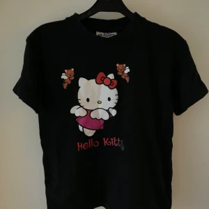 Hello Kitty baby-tee - Superfin hello Kitty baby-tee i bra skick! Möts upp i sthlm - annars betalas Evt. Frakt av köparen!