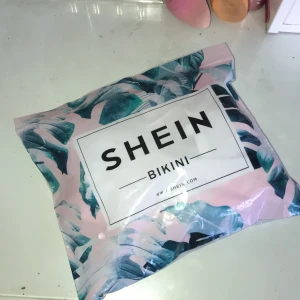 Vit bikini - En vit högmidjad bikini som används 1 gång, hygienlappen sitter fof kvar. Ilägg i toppen finns med separat i påsen. Trosorna är halvstring, dem sitter hur snyggt som helst men vågar inte riktigt använda vitt då jag smutsar ner det alldeles för lätt. Inte genomskinlig 🤍