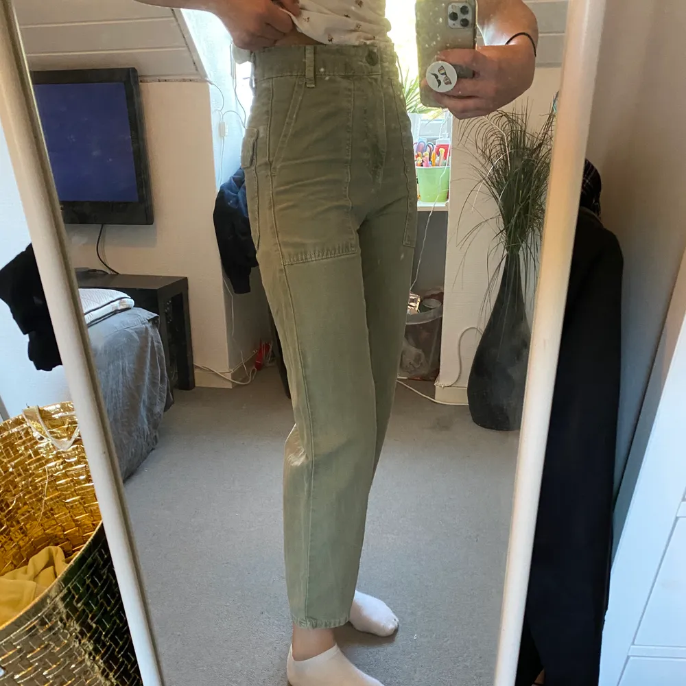 Ett par gröna jeans som sitter sjukt bra, säljer de enbart för att de är dåligt använda av mig. Storlek 34 som sitter snyggt runt kroppen, jag är 171 cm lång. . Jeans & Byxor.