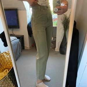 Gröna jeans - Ett par gröna jeans som sitter sjukt bra, säljer de enbart för att de är dåligt använda av mig. Storlek 34 som sitter snyggt runt kroppen, jag är 171 cm lång. 