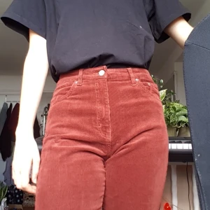 Vinröda Manchesterbyxor - Säljer dessa fina vinröda manchester-byxor som inte kommer till användning! Använda kanske 5 ggr. De är en lagom stretchig mom-jeans modell, och väldigt bekväma! Priset inkluderar frakt💫
