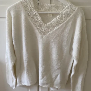 Stickad tröja hm - Knappt använd tröja från hm. Stor i storlek. Super mysig.