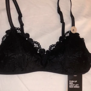 Spets bh från HM - storlek 70B och sitter bra på personer som har S, köpt för 149 (frakt= 55kr)