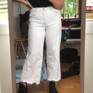 Snygga vita jeans - Ett par lite utsvängda balla vita jeans, inköpta från H&M. Coola slitningar i slutet som gör dem kompletta! I midjan är dem strl 32 men jag med strl 28/29 passar dem på. Jag på bilden är 170cm. Frakten står köparen för om man inte kan mötas upp i gbg :)