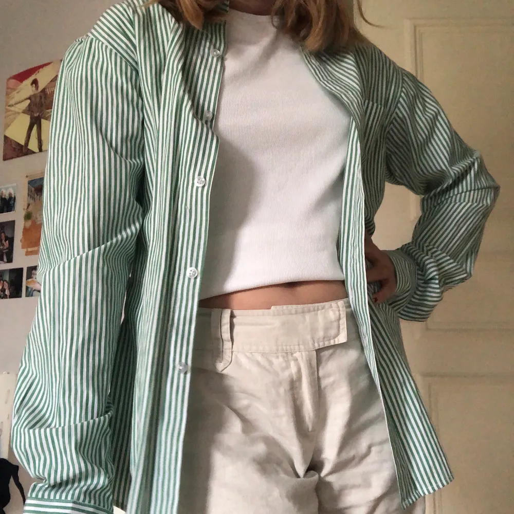 En super snygg oversize grön och vit randig skjorta. Köpt secondhand har själv bara använt den ett fåtal gånget. Skjortan är i bra skick . Skjortor.