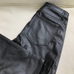 Lackade byxor - Riktigt snygga lackade byxor som aldrig används. 