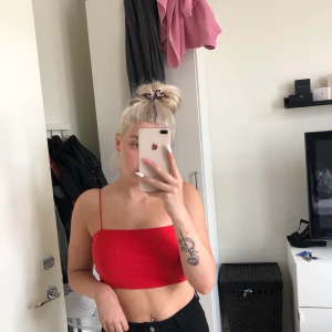 Croptop  - Säljer då den är förliten. Köpare står för frakt 