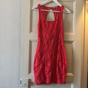 Rosa klänning  - Klänning i tyg och spets. Öppen rygg 