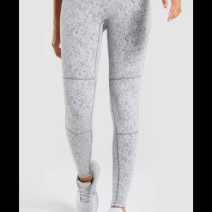 Gymshark sett - Helt nytt gymshark sett. Jätte fint sett men har aldrig använt den. Säljer setet för 600.(bild från internet)