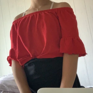 Röd tröja - Off sholder tröja från Gina!!