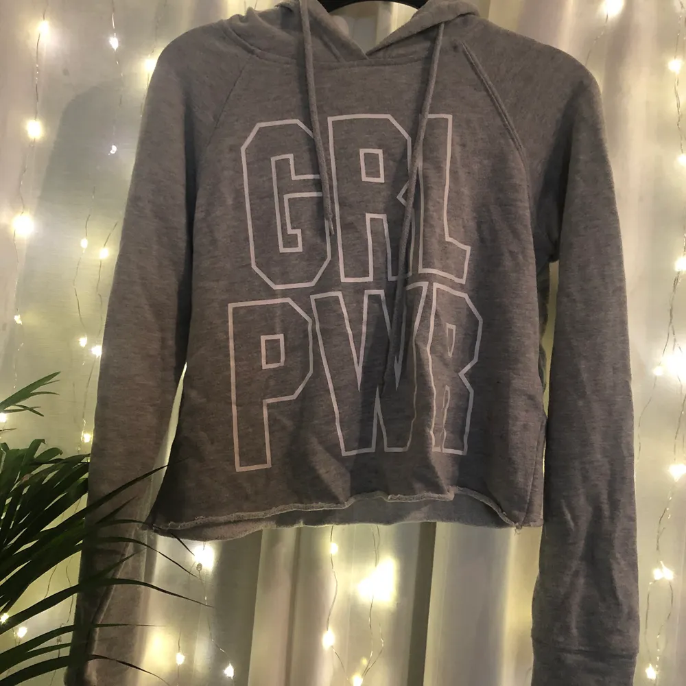 Säljer grå hoodie med texten GRL POWER. Tröjor & Koftor.