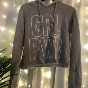Säljer grå hoodie med texten GRL POWER