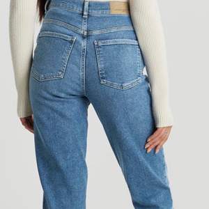 Säljer dessa mörkblå original mom jeans från Gina tricot. De är croppade, fint skick och mycket bekväma! Skulle säga ett färgen är någon nyans ljusare blå än vad som framkommer på bilden💞 Skriv för fler bilder och mått!🥰🥰frakt tillkommer