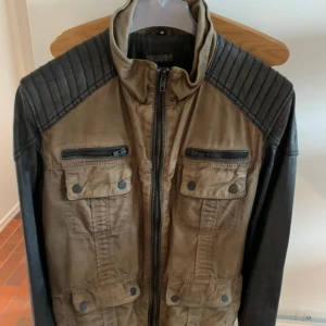  - Khakigrön höstjacka med läderdetaljer av märket Rock and Bite