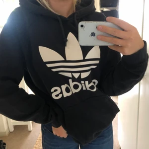 Adidas hoodie - Addiads hoodie, har ett pyttelitet hål på vänster arm som nästan inte syns alls annars är den i bra skick 