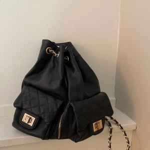 Väska  - Väska som kan vara både ryggsäck men också vanligt på axeln🌸 Frakt tillkommer, 63kr, spårbar. Jag har köp 3 betala för 2 på allt jag säljer🌻