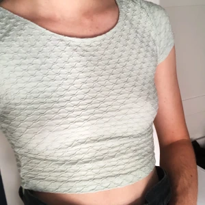 Topp H&M - Ljusblå/mintgröna topp från hm. Gott skick, storlek S. Möts i Hornstull i Stockholm eller så står köparen för frakt. 