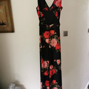 Byxdress - Aldrig använd. Köpt utomlands. Storlek 40. Finns i Göteborg. Kan skickas men då står köparen för frakt. 