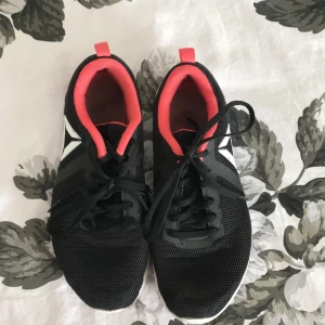 Jumpaskor - Dessa skor har jag använt ett år typ men dom blev för små för mig, har tvättat dom och dom är bara lite smutsiga men det är bara under skorna, ni står för frakten:)