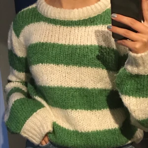 Söt stickad tröja  - Super söt och skön tröja från chiquelle. Andvänd max 3 gånger så är in nästa ny skick. (Pris+frakt)