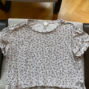 Kort t-shirt från Monki - Jättefin magtröja / oversize kort modell från Monki. 