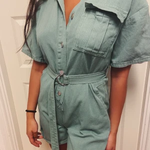 Playsuit ifrån prettylittlething - Playsuit ifrån prettylittlething i storlek 36. Använd en gång. Säljs för 100 kronor  🥰