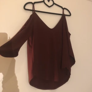 vinröd topp  - jättefint skick för hur mkt jag använt den, verkligen sitter skit bra på kroppen och alldeles lagom urringad. skön tjocklek på tyget!