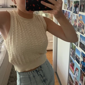 Topp - Knit vest från chiquelle. Endast använd på bilden. Sälja pågrund av att jag har liknande. BUD: 130kr