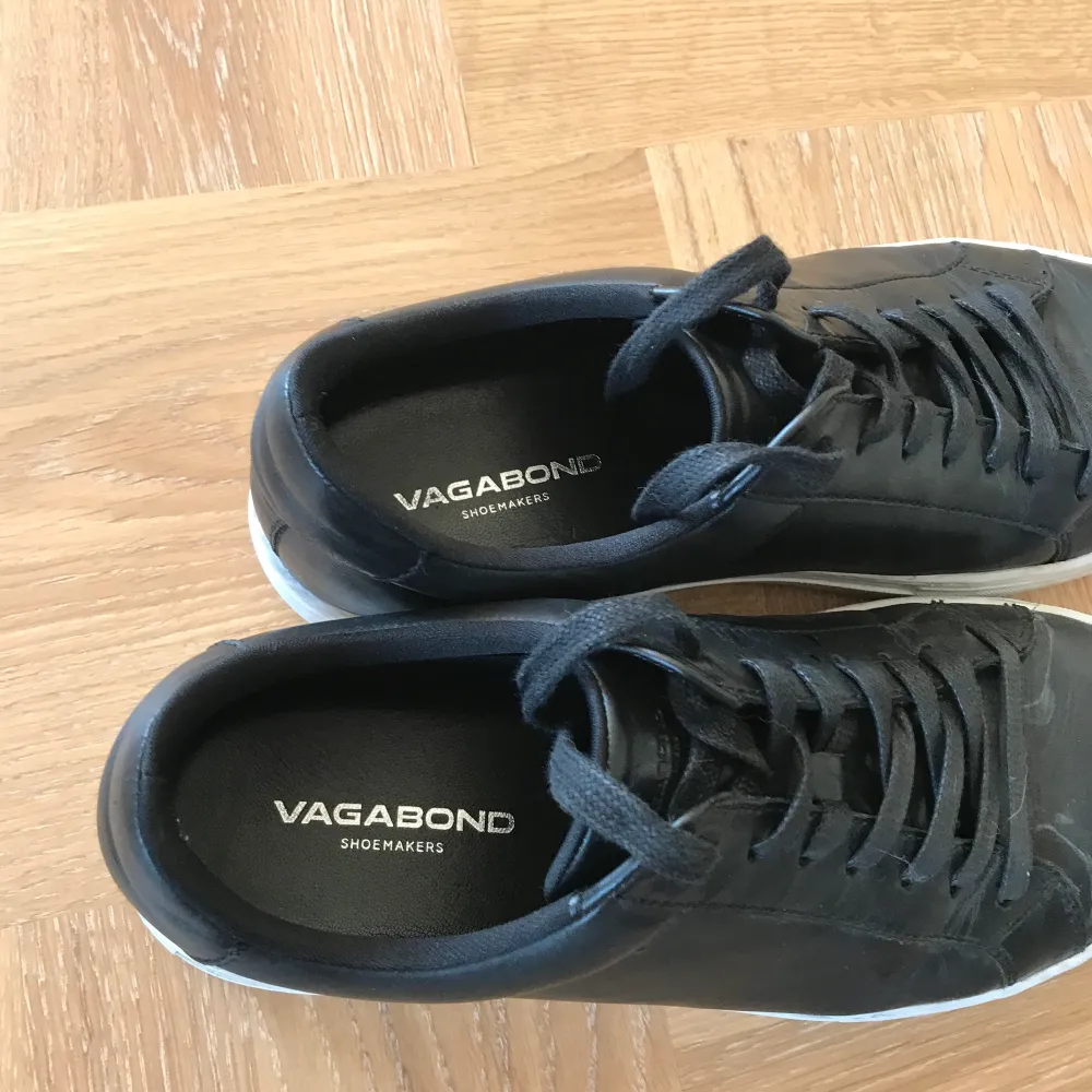Vagabond skor som köptes i Juni 2019 för 1000kr. Eftersom dom är såpass nya har dom inte hunnits använts mer än 5 gånger vilket gör att skorna är i väldigt bra skick.. Skor.