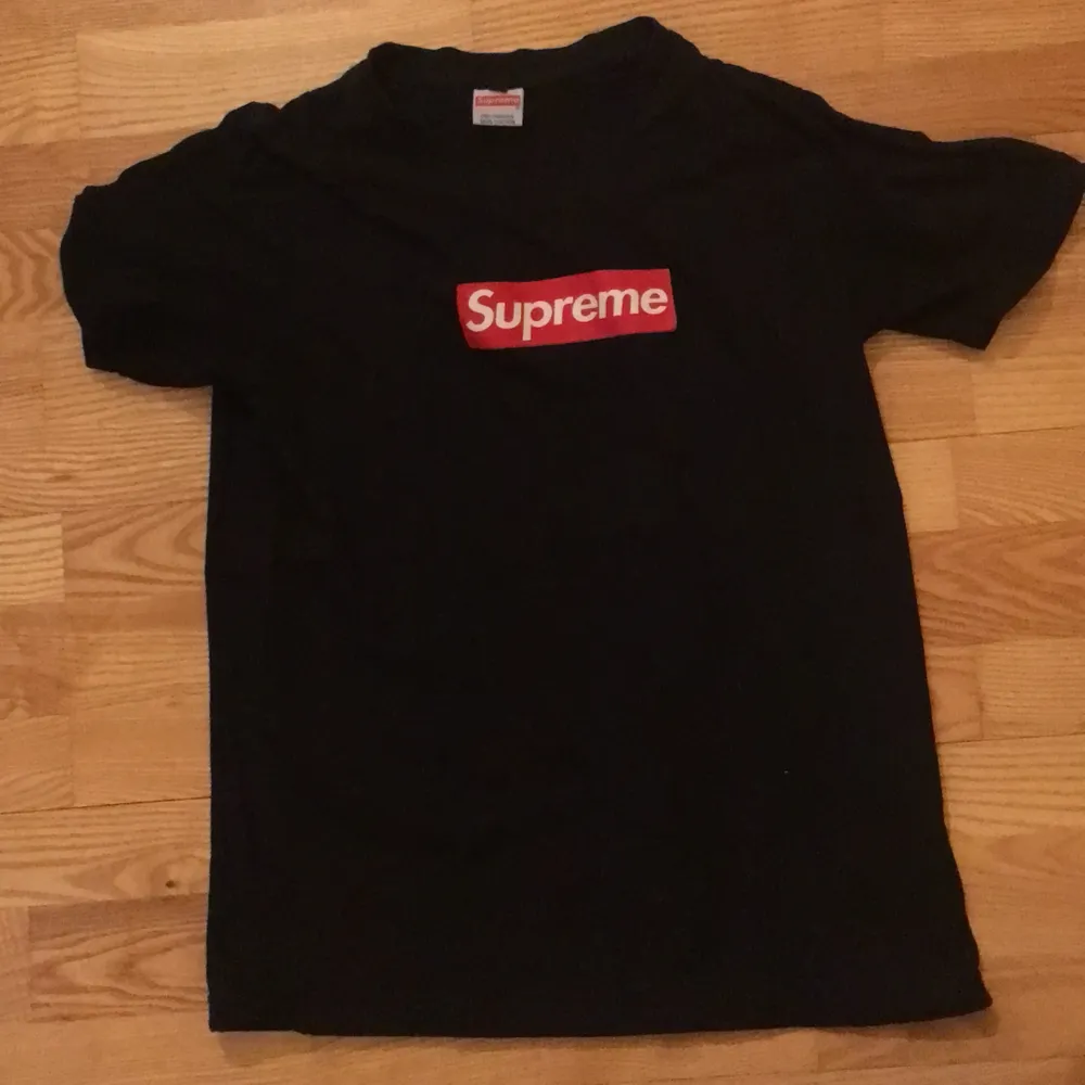Fake Supreme t-shirt. Det står att det är storlek M men den passar på XS/S. Köparen står för frakt.. T-shirts.