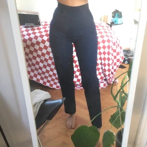 Vintage kostymbyxor i mörkblått  - Ett par favorit kostymbyxor som behöver nytt hem då dom blivit försmå för mig! Det finns ingen storlek men skulle säga att de skulle sitta bäst på en stor 32a eller liten 34a, jag på bild är en stor 34a / liten 36a och är 162cm. Dom är mörkblåa och tyget tror jag är nån form av wool-blend. Köparen står för eventuell frakt!🥰💖