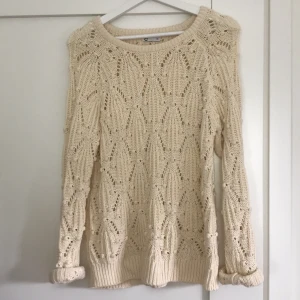 Stickadtröja  - Jag säljer denna fina stickade tröjan som endast är använd ett fåtal gånger. Säljer den för 40kr + frakt🤍🌾 Kontakta mig om frågor!