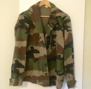  - Snygg kamouflagejacka som blev otroligt populär via Kenza. Köpt på Urban Outfitters för 699:-.
Onesize som passar S/M, i kanonskick.

